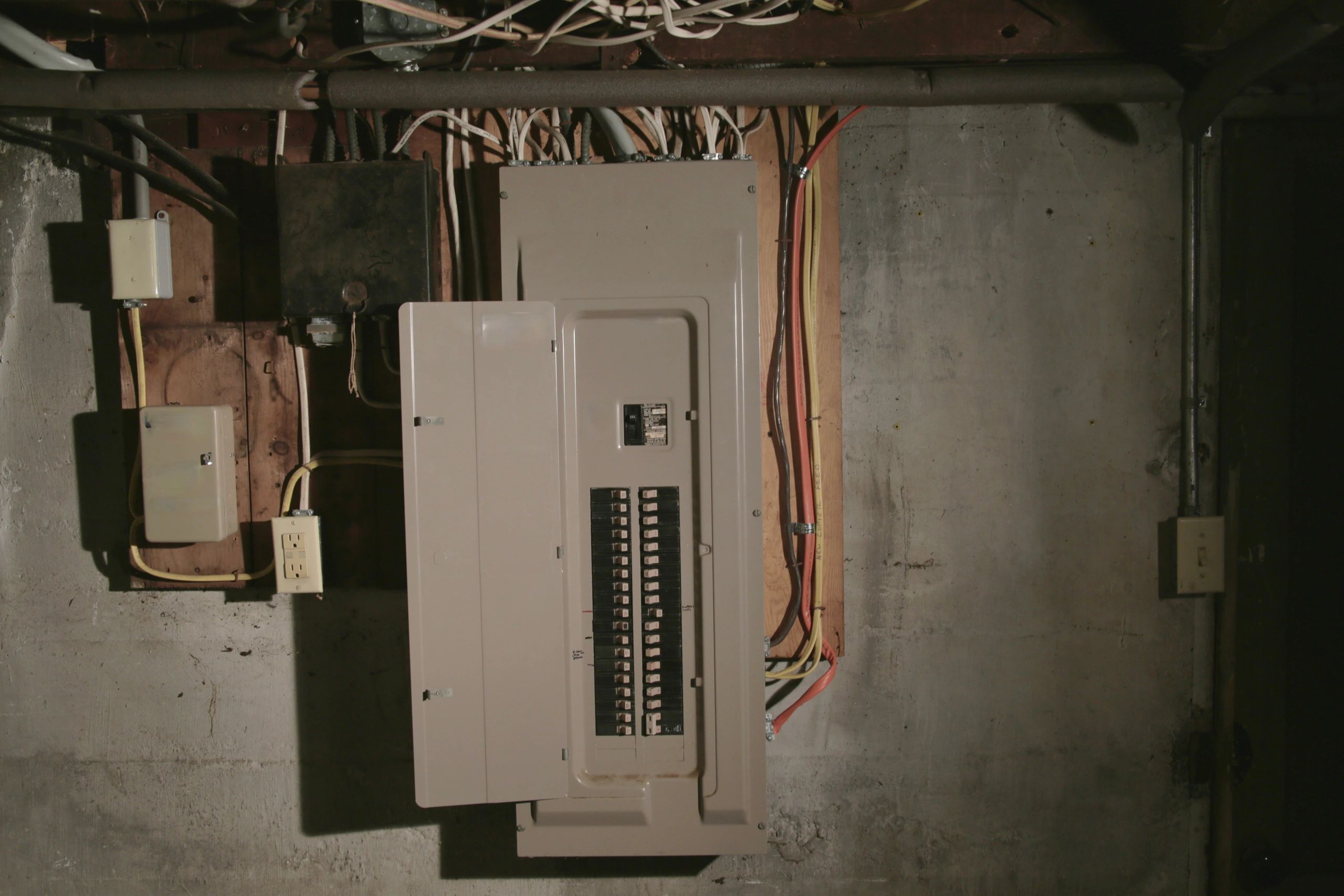 Residential electrical setup supporting smart battery monitoring